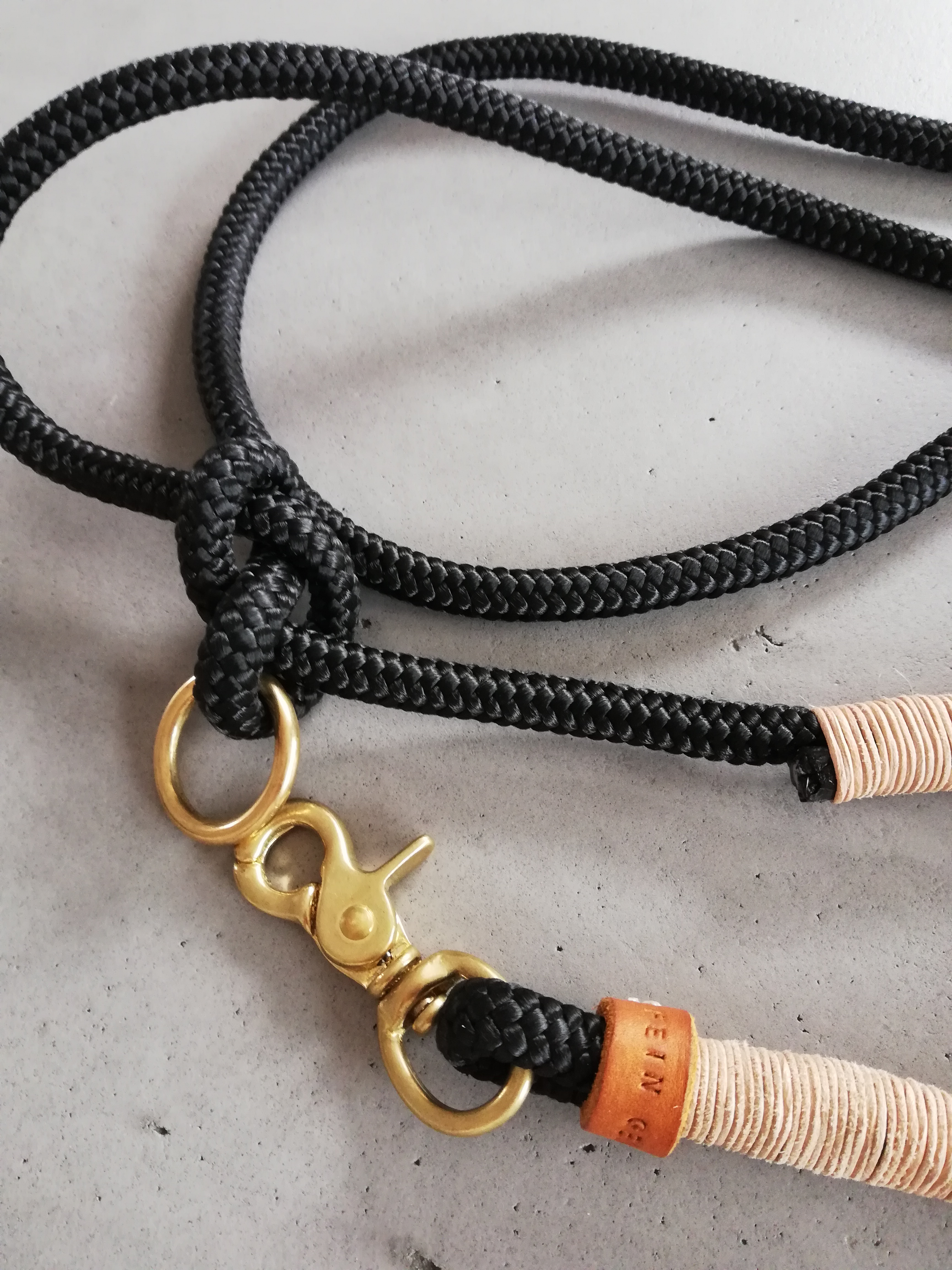 Schwarze PPM Leine mit Leder getakelt