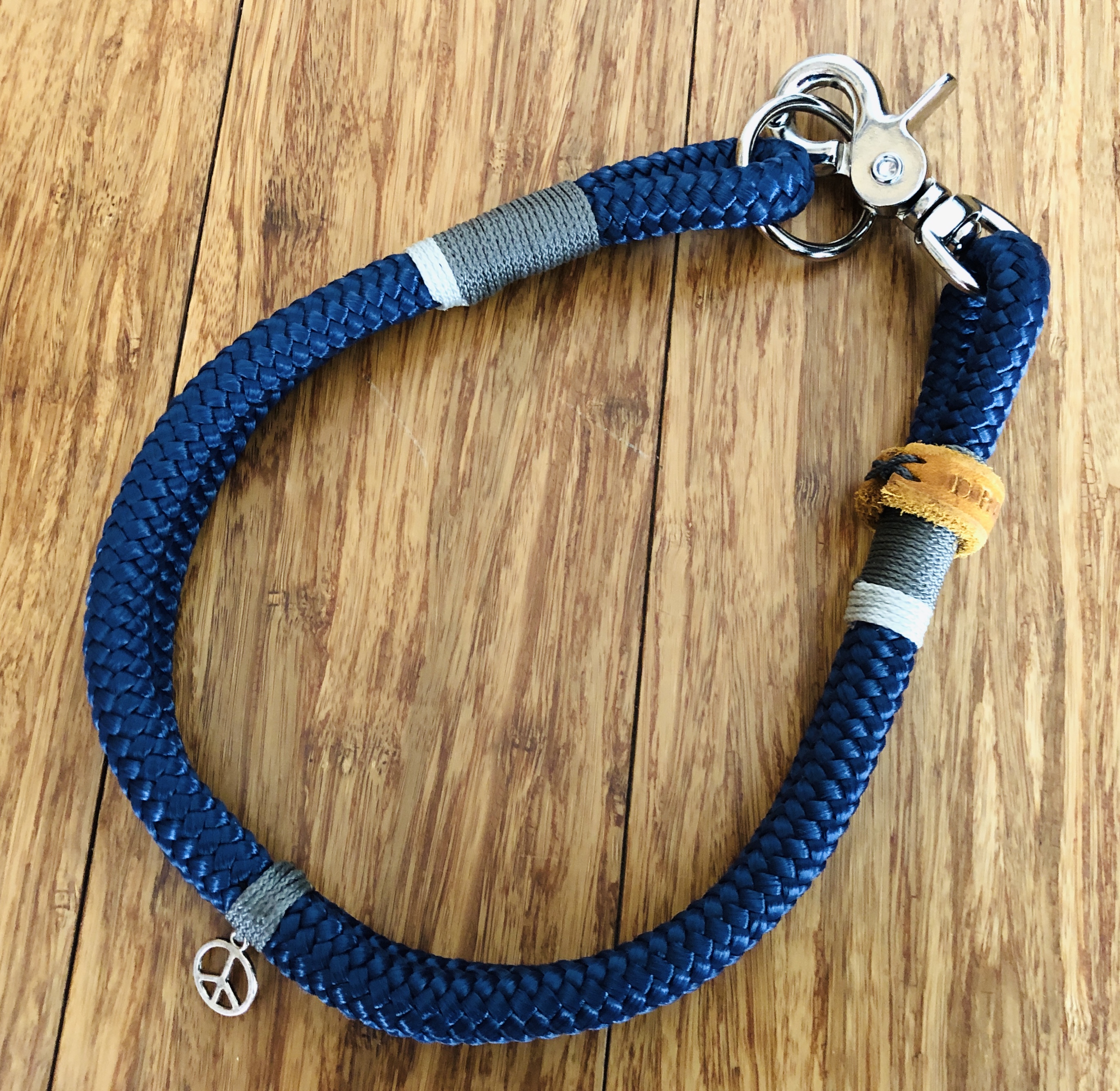 Dunkelblaues Hundehalsband "PEACE" handgemacht