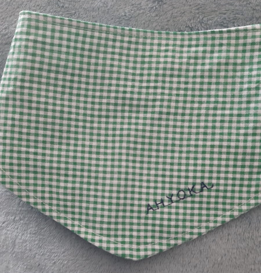 Halstücher mit Namen bestickt