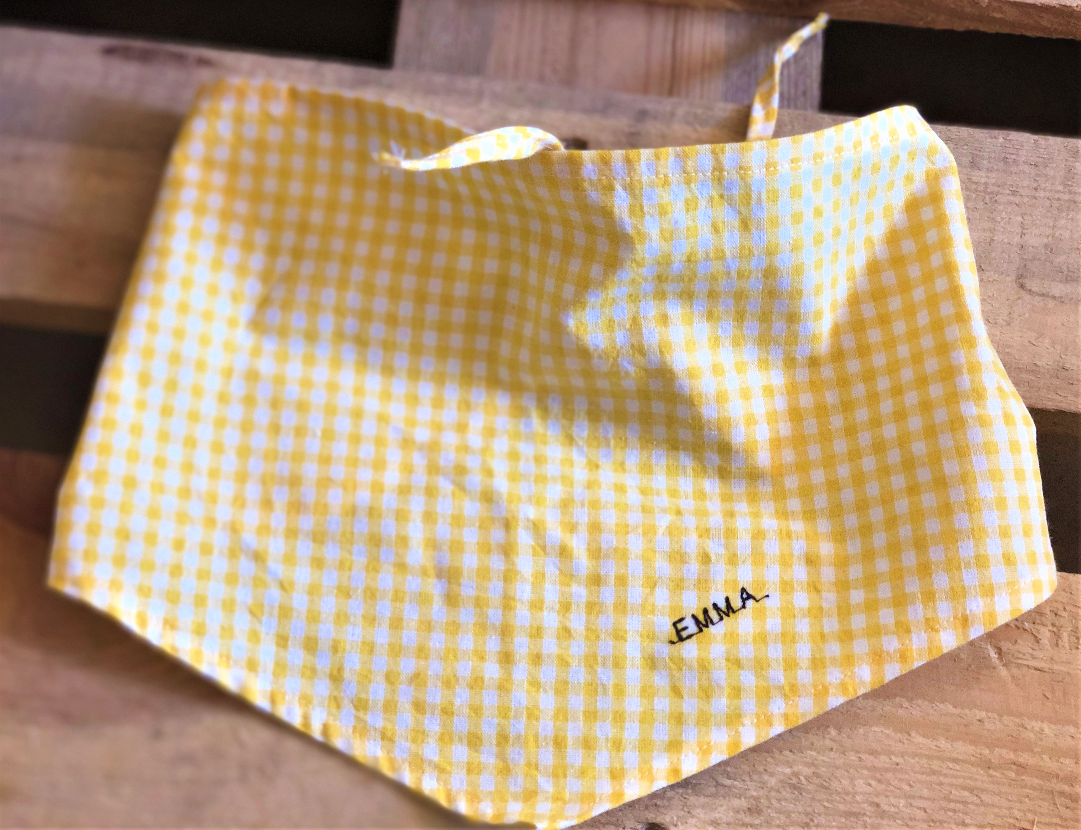 Halstücher mit Namen bestickt