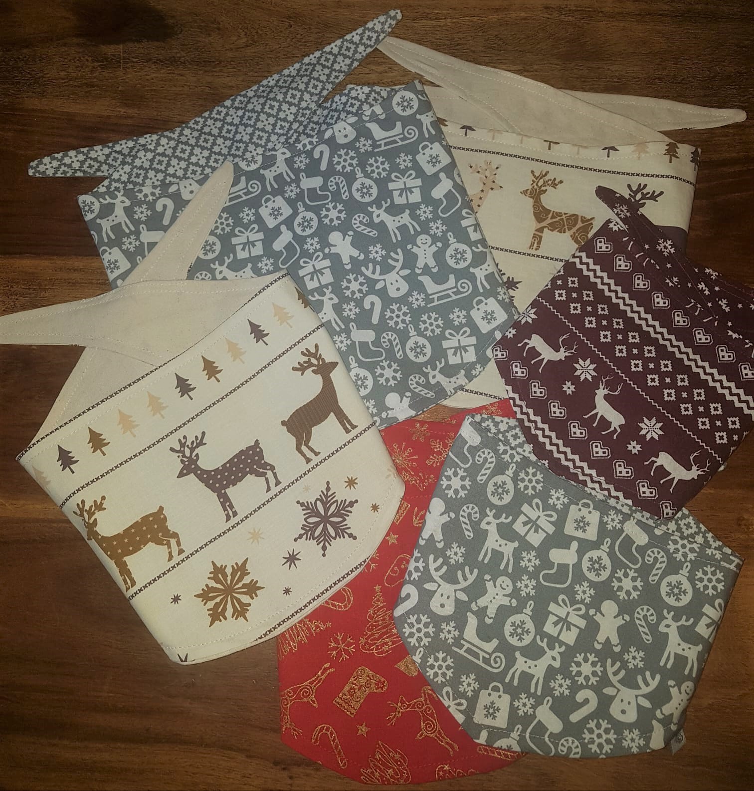 Halstücher mit Weihnachtsmotiven